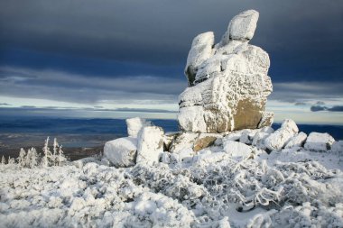 Dev Dağlar, Slonecznik tepeli Karkonosze Dağları. Polonya ve Çekoslovakya 'nın ünlü dağ bekçisi. Kızıl duruşmada kış manzarası. Polonya, Avrupa. 