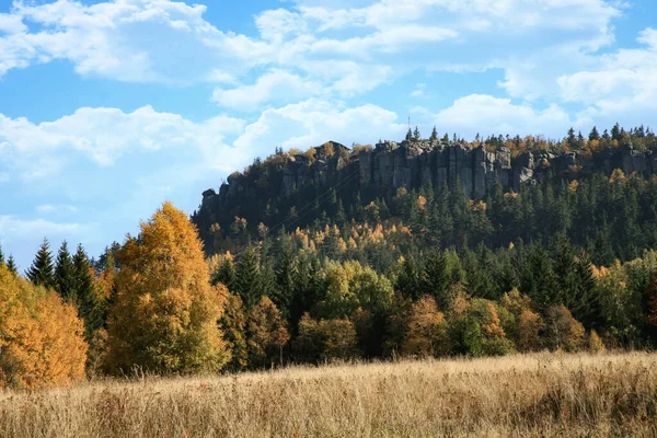 ポーランドのPasterka村からのピークStolowe山脈の秋の景色 Szczeliniec Wielki Great Szczeliniec — ストック写真