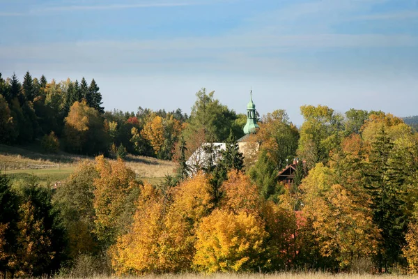 Herbstlicher Blick Auf Das Kleine Malerische Dorf Pasterka Tafelgebirge Stolowe — Stockfoto