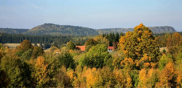 Herbstlicher Blick Auf Das Kleine Malerische Dorf Pasterka Tafelgebirge Stolowe — Stockfoto