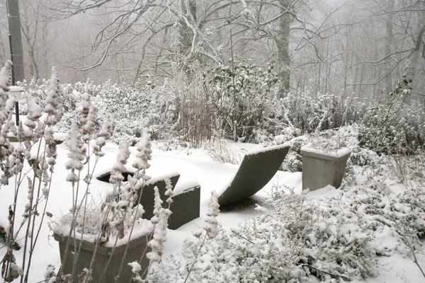 Lantlig Trädgård Vinterkläder Trädgårdsmöbler Täckta Med Snö Mulen Vinterdag — Stockfoto
