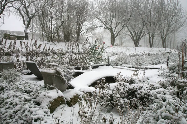 Jardín Rural Con Ropa Invierno Muebles Jardín Cubiertos Nieve Día —  Fotos de Stock