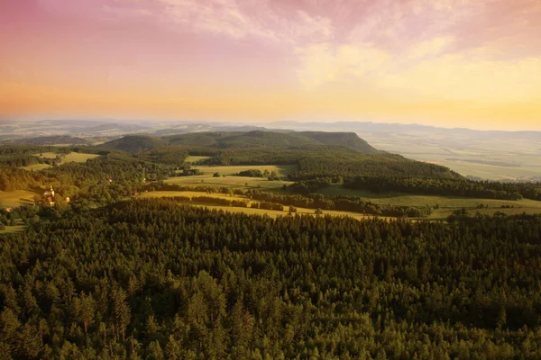 Szczeliniec Szczeliniec Wielkiは ストローロー山脈の最高峰で コルナ山とボザノフスキー山のある小規模で歴史的なパステケ村とテーブル山脈のチェコの一部からの眺めです ポーランド — ストック写真