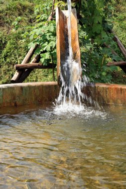 Ahşap, akan su depoları.