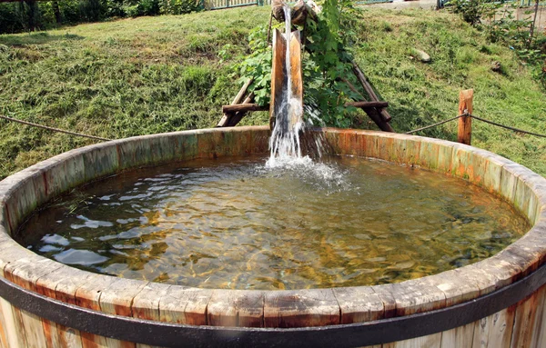 Houten, vloeiende watertanks. — Stockfoto