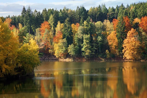 Jesień nad jeziorem. — Zdjęcie stockowe