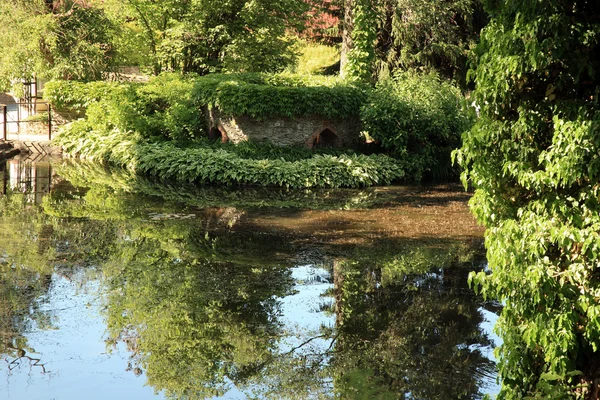 Öffentlicher Park und Teich — Stockfoto