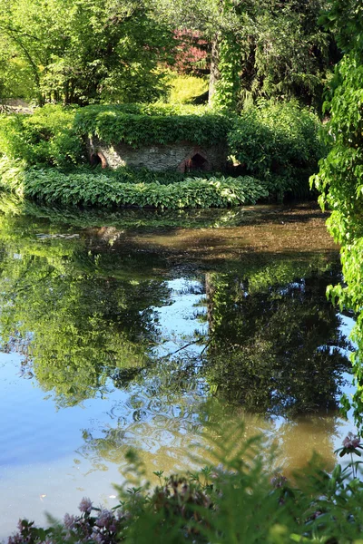 Parque público e lagoa — Fotografia de Stock