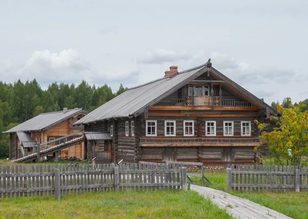 Arquitectura rusa del norte de madera — Foto de Stock