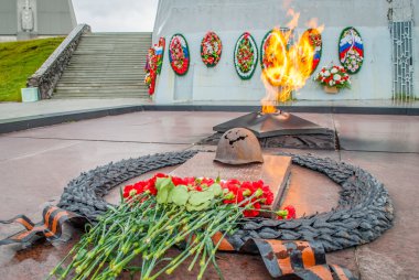 Murmansk Anıtı ebedi ateşte
