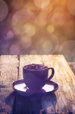 Tam siyah kahve çekirdekleri fincan