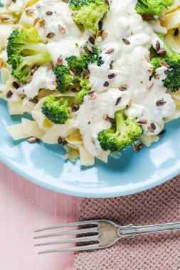 Makarna yemek brokoli sosu Ayçiçeği tohumları