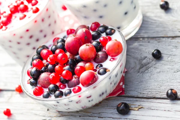 Cocktail red fruits black currant table garden — Stock Photo, Image