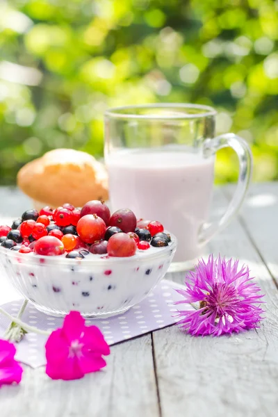 Desayuno jardín frutas grosellas grosellas suero de leche — Foto de Stock
