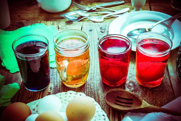Ovos coloridos mesa de madeira cabana rural — Fotografia de Stock