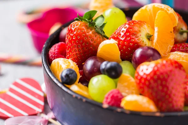 Plato lleno de varias frutas frescas de colores — Foto de Stock