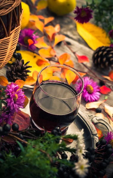 Осенняя кухонная чашка Настойка из черники деревянный стол — стоковое фото