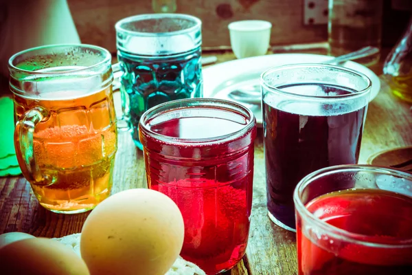 Huevos de colores mesa de madera cabaña rural — Foto de Stock