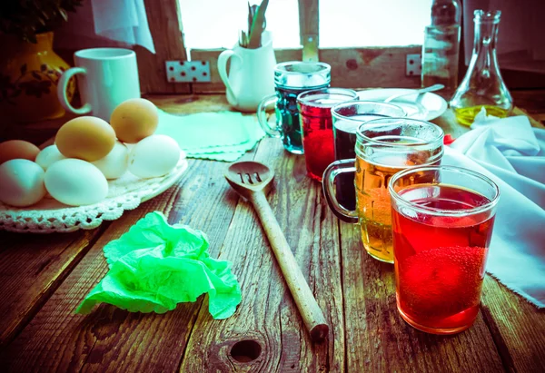 Kolorowych jaj drewniany stół wiejski domek — Zdjęcie stockowe