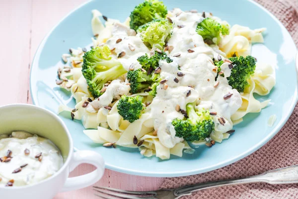 Makarna yemek brokoli sosu Ayçiçeği tohumları