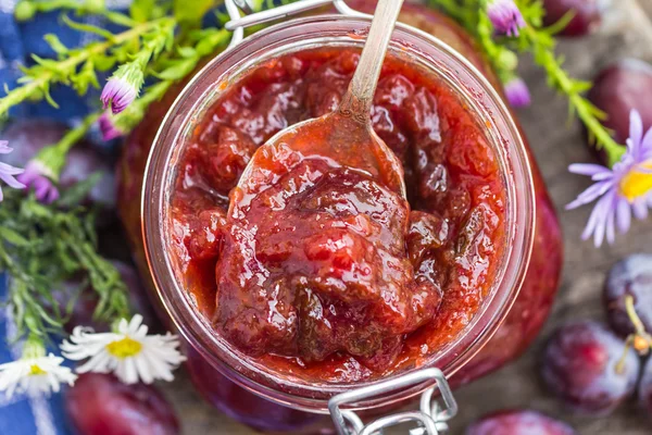 Homemade behoudt heerlijke pruim jam — Stockfoto