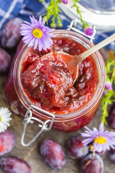 Fatto in casa conserva deliziosa marmellata di prugne — Foto Stock