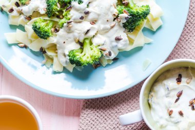 Makarna yemek brokoli sosu Ayçiçeği tohumları