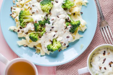 Makarna yemek brokoli sosu Ayçiçeği tohumları