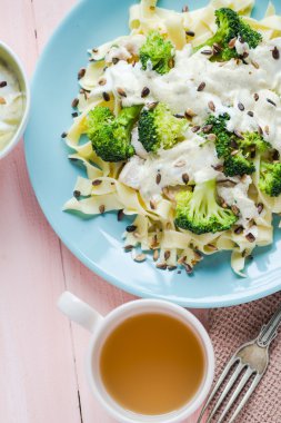 Makarna yemek brokoli sosu Ayçiçeği tohumları