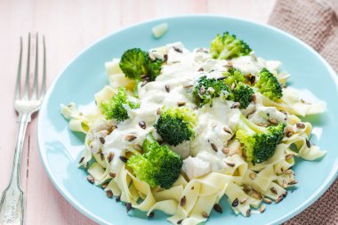 Makarna yemek brokoli sosu Ayçiçeği tohumları