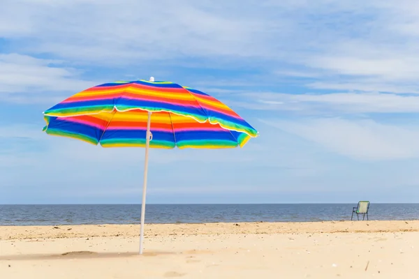 Ombrellone colorato spiaggia soleggiata — Foto Stock