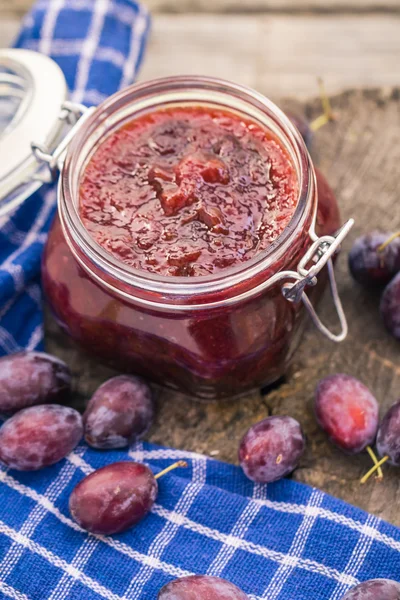 Vasetti marmellata di prugne tavolo in legno — Foto Stock