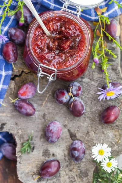 Vasetto da cucina fine estate marmellata di prugne — Foto Stock