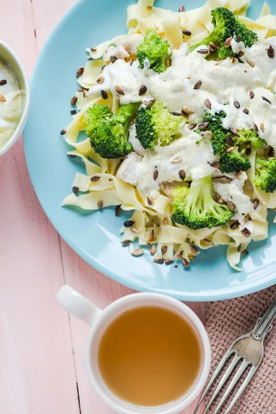 Makarna yemek brokoli sosu Ayçiçeği tohumları