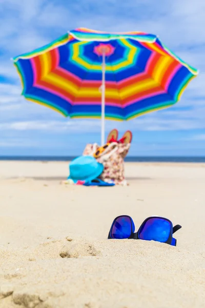 Sunglasses gadgets sunbathers background — Stock Photo, Image