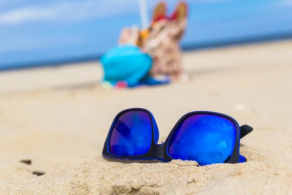 Sluneční brýle miniaplikace sunbathers pozadí — Stock fotografie