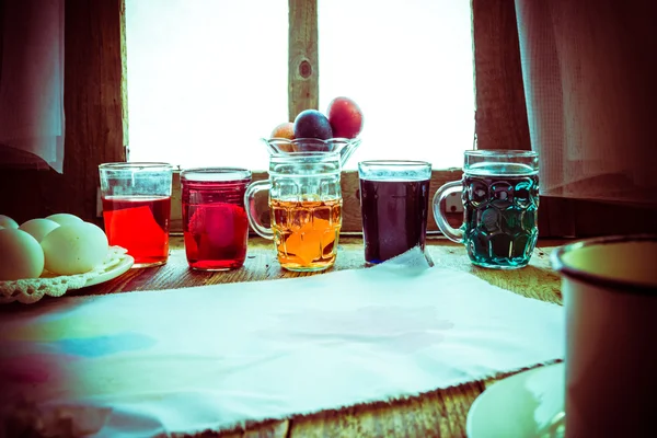 Landelijke hut tabel paaseieren schilderen — Stockfoto