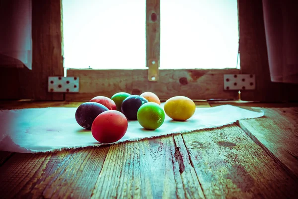 Mesa rural cabaña pintura huevos de Pascua —  Fotos de Stock