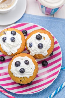 Kızılcık tatlı lezzetli kek krem