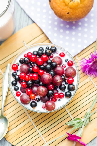 Kahvaltı Bahçe meyve kuş üzümü bektaşi ayran