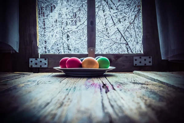 Pasqua uovo pittura paesaggio invernale fuori finestra — Foto Stock