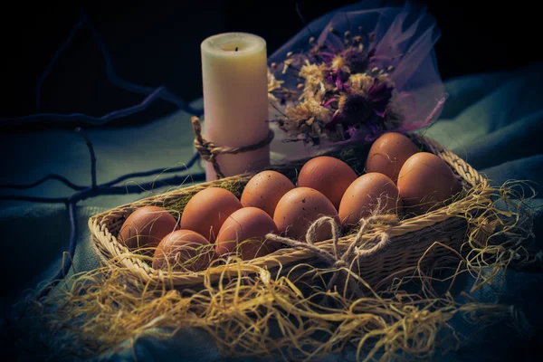 Composition de Pâques Oeufs de Pâques bougie Lumière mystique — Photo