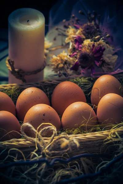 Osterkomposition Ostereier Kerze mystisches Licht — Stockfoto