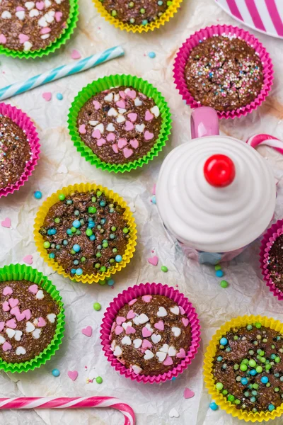 Muffins colorful hearts sweet cakes love — Stock Photo, Image