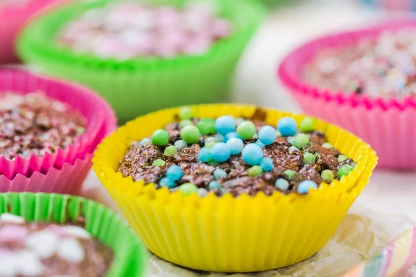 Bunte Schwindel-Muffins verschiedene Farben — Stockfoto