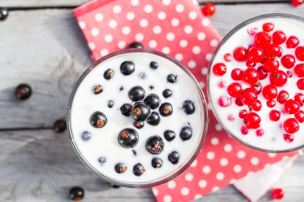 Cocktail röda frukter svarta vinbär tabell trädgård — Stockfoto