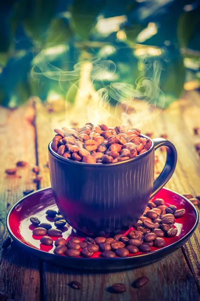 Kopje zwart warme koffie vol bonen — Stockfoto