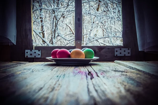 Pasqua uovo pittura paesaggio invernale fuori finestra — Foto Stock