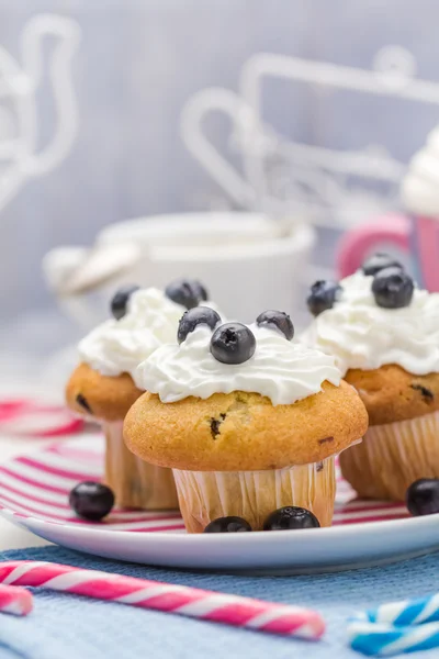 Süße leckere Muffins Sahne Preiselbeeren — Stockfoto