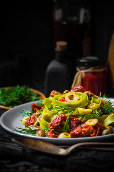 Ciepły obiad makaron pomidor sosie kapary szparagi magia światła — Zdjęcie stockowe